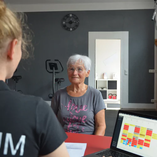 Physiotherapeutin im Anamnesegespräch mit einer Patientin bei ALTERUM