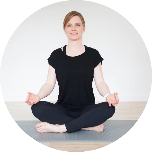 Yoga-Kursleiterin im Schneidersitz – Präventionskurse bei ALTERUM